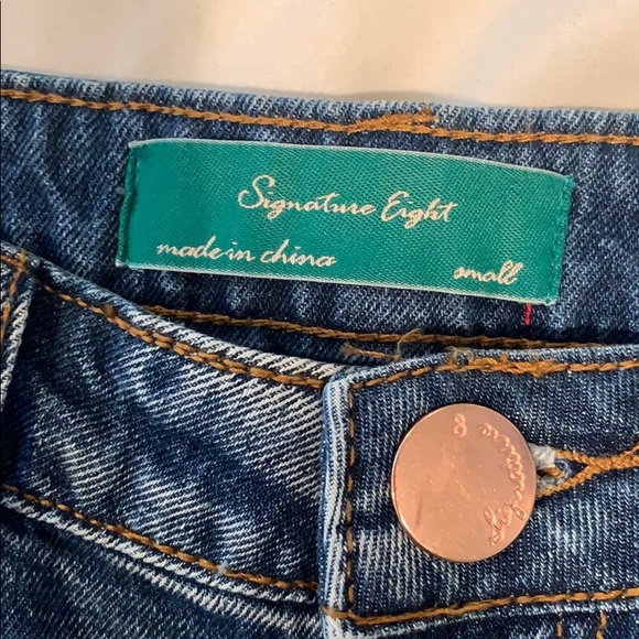 Distressed denim skirt with slit in the back - Picture 3 of 3